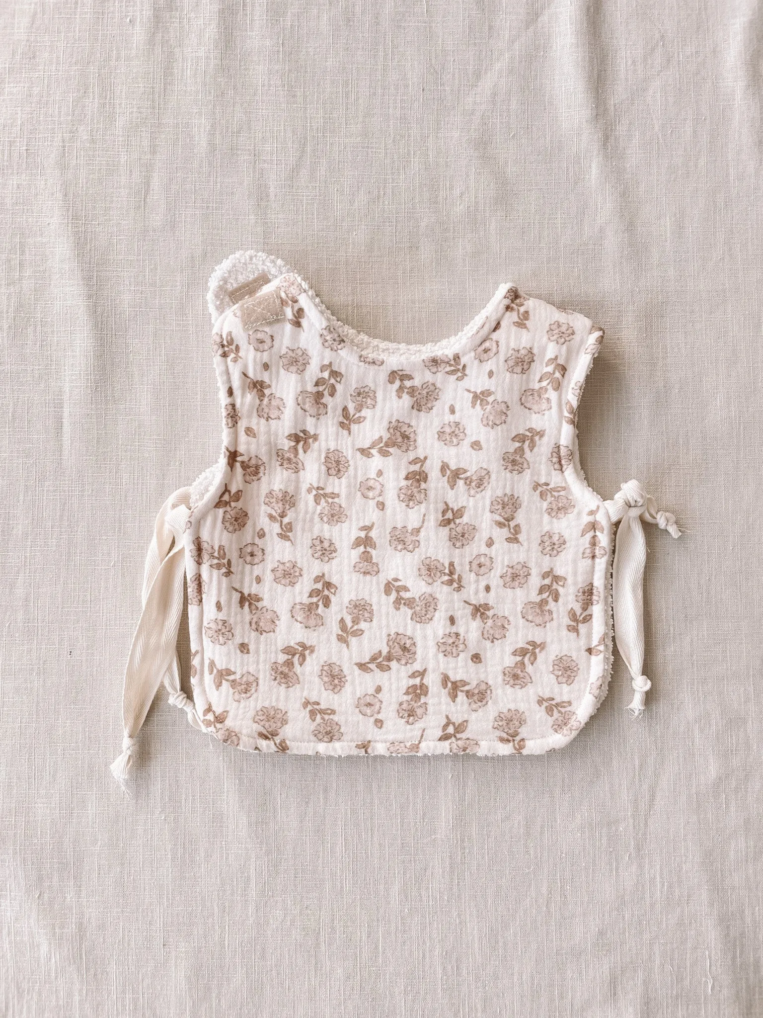 Baby & toddler bib / blossom