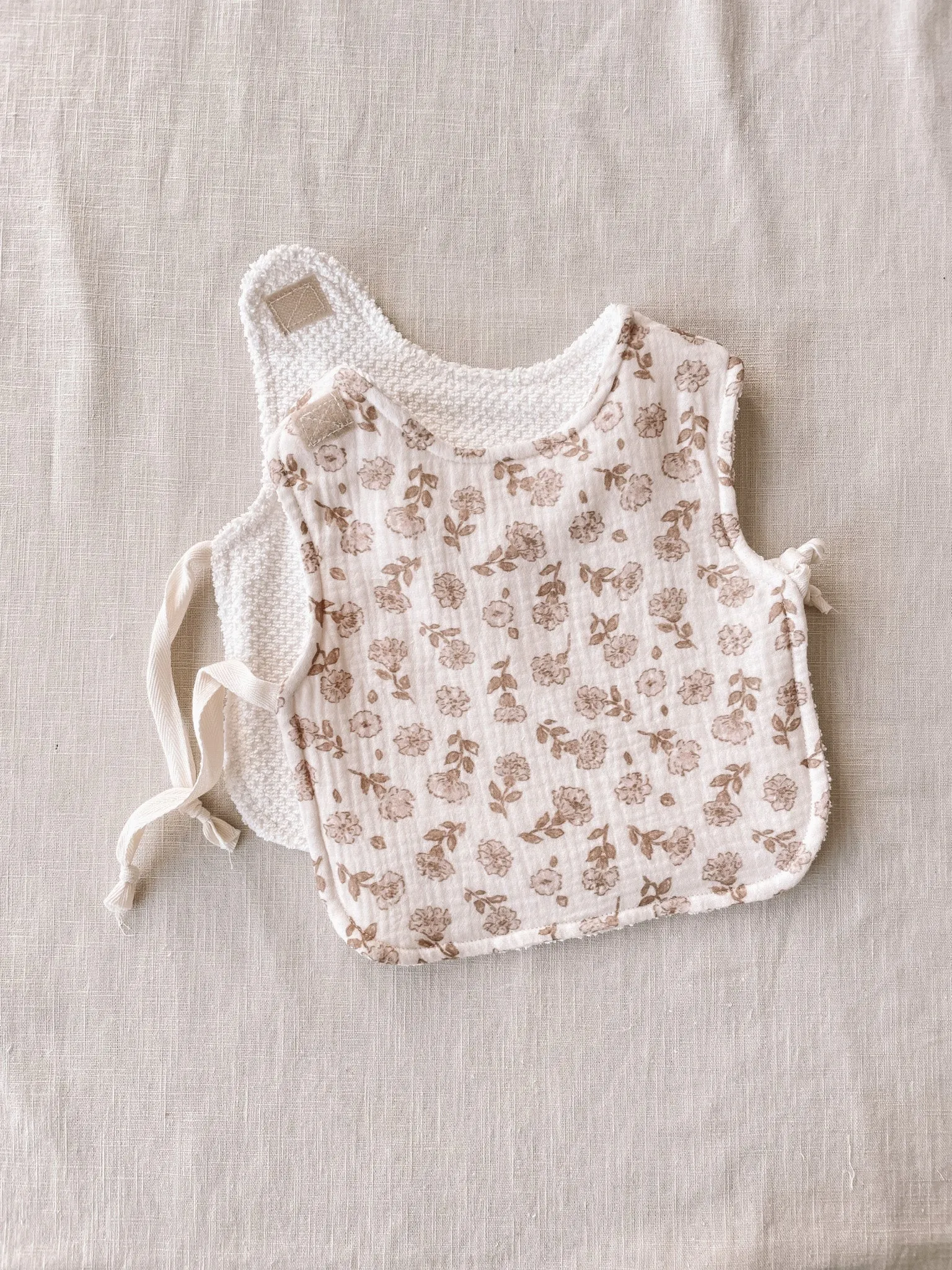 Baby & toddler bib / blossom